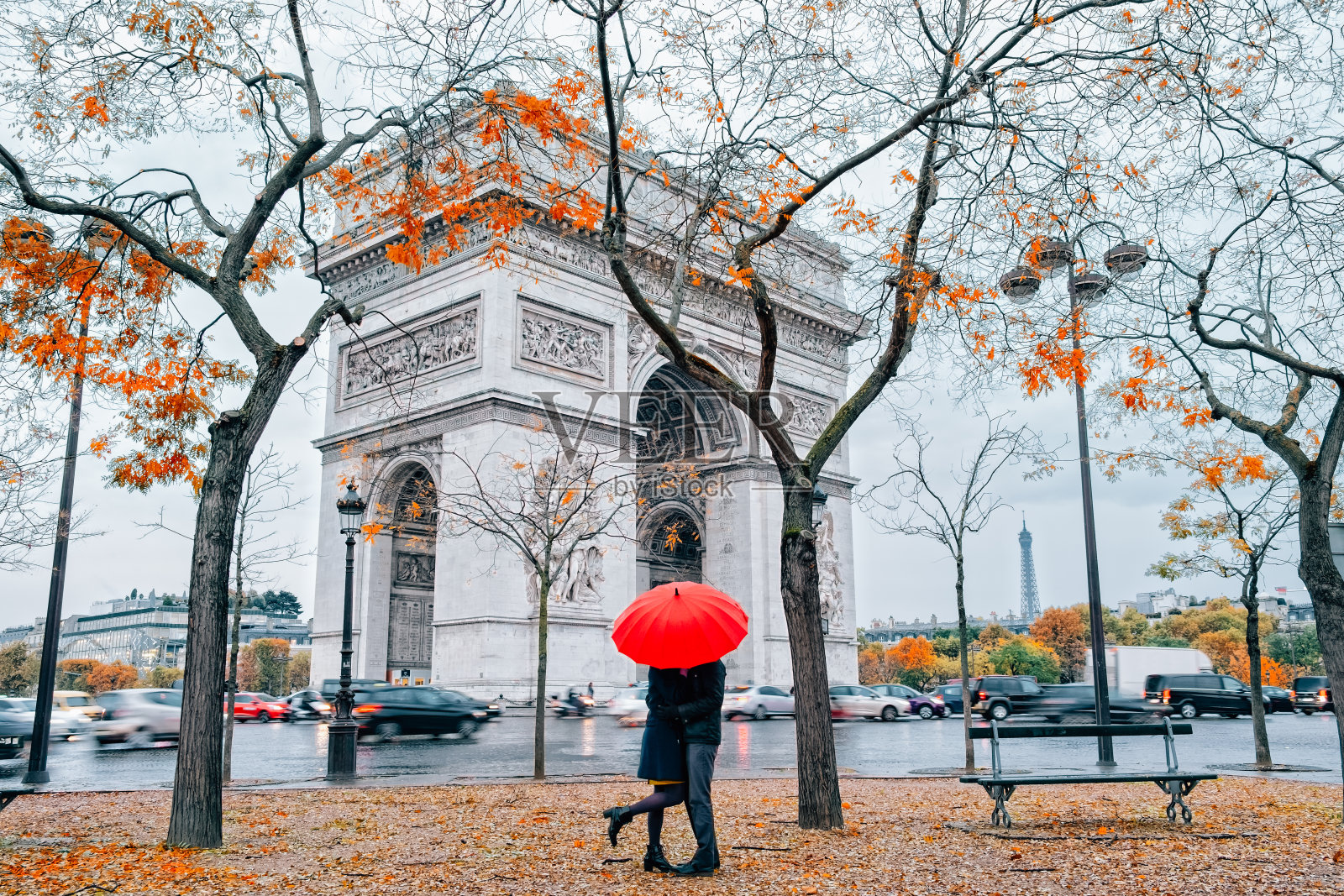 一对情侣在雨中撑伞照片摄影图片