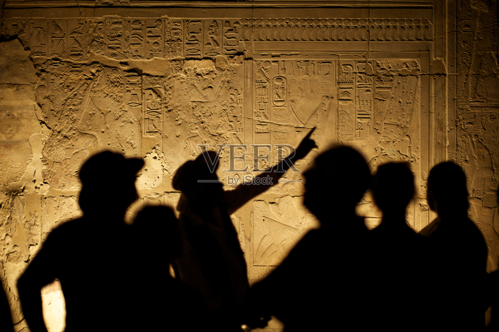 埃及象形文字与旅游考古学家的剪影照片摄影图片