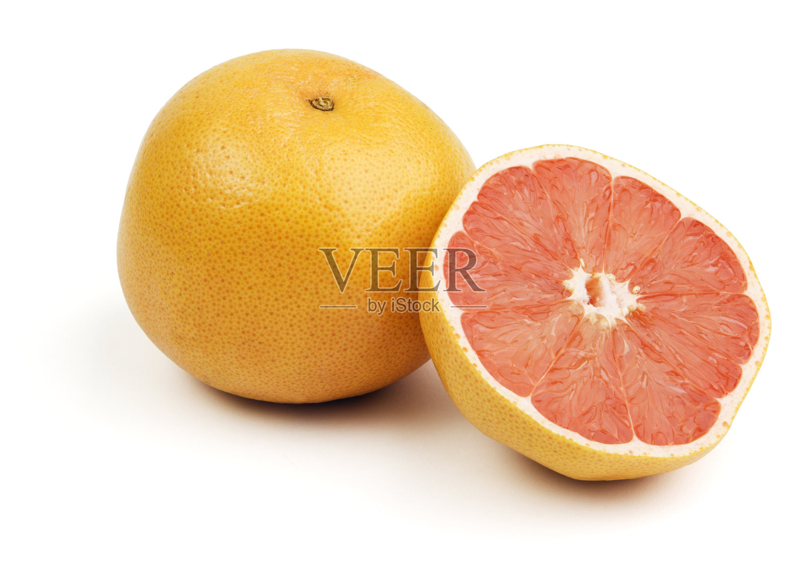粉红色的葡萄柚柑桔切成两半孤立在白色背景上照片摄影图片