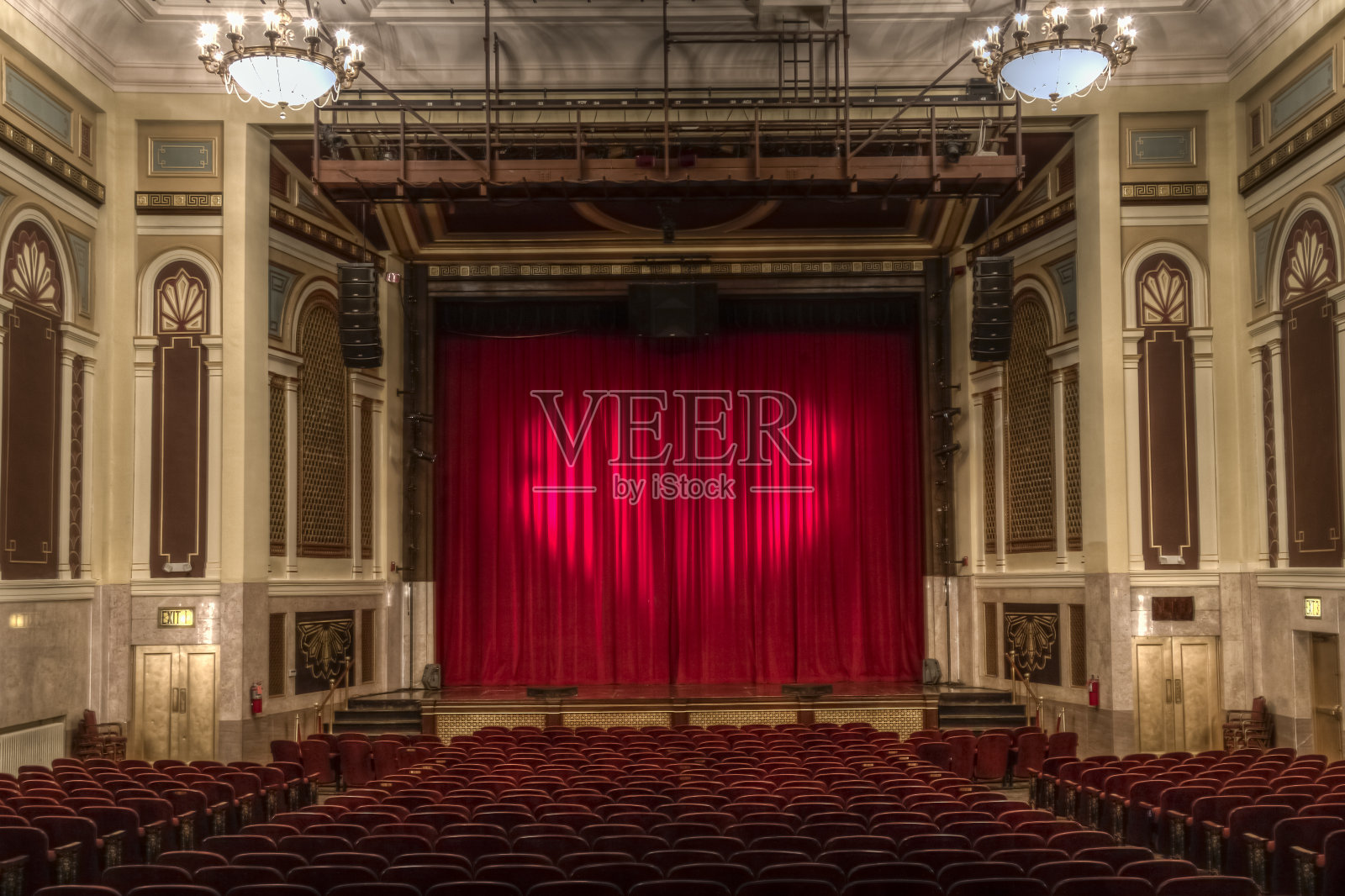 红丝绒窗帘的老剧院——HDR照片摄影图片