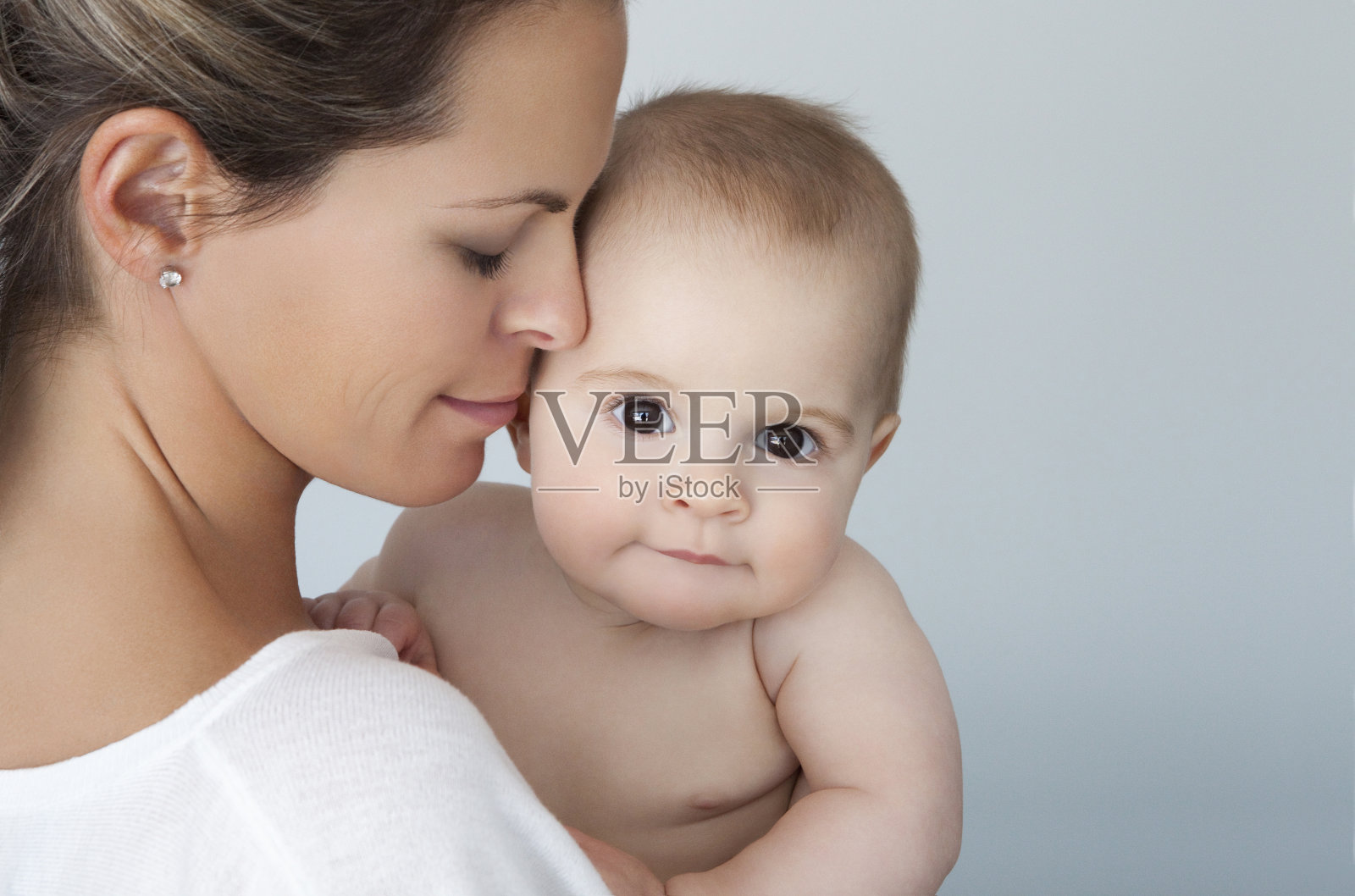 一个母亲爱她的男婴的特写照片摄影图片