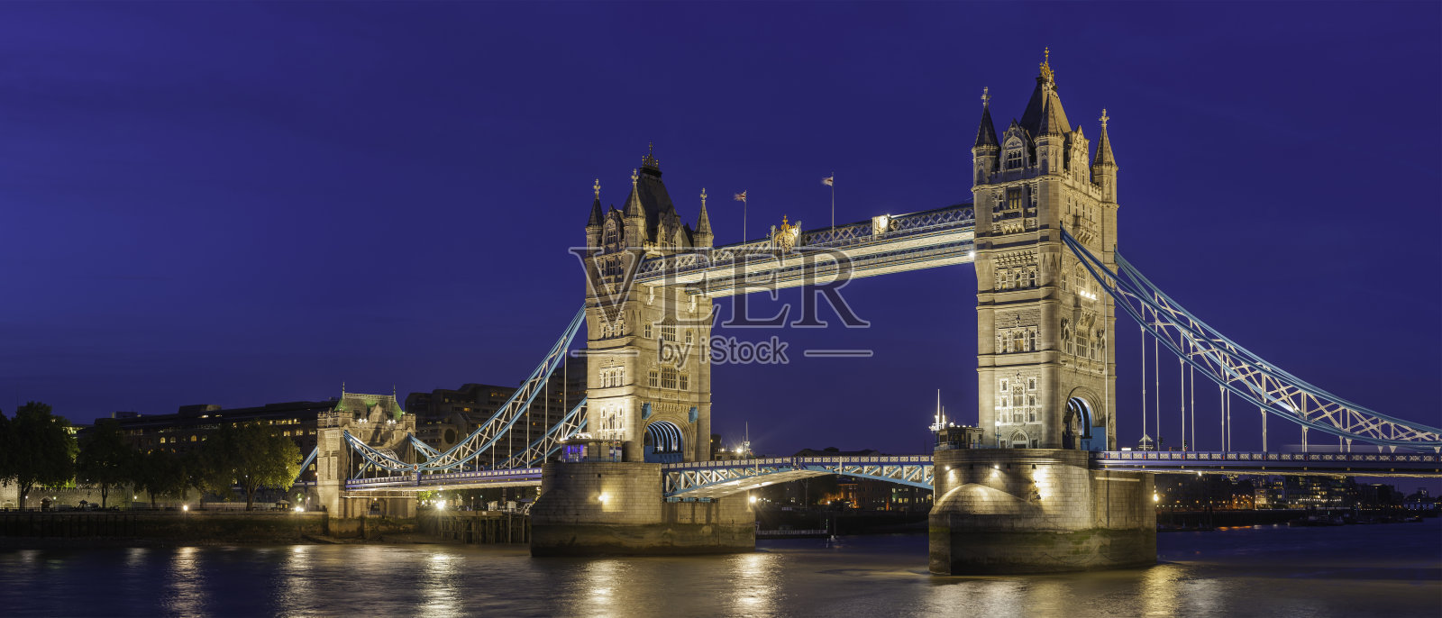 伦敦塔桥在黄昏时点亮英国泰晤士河的标志性地标照片摄影图片