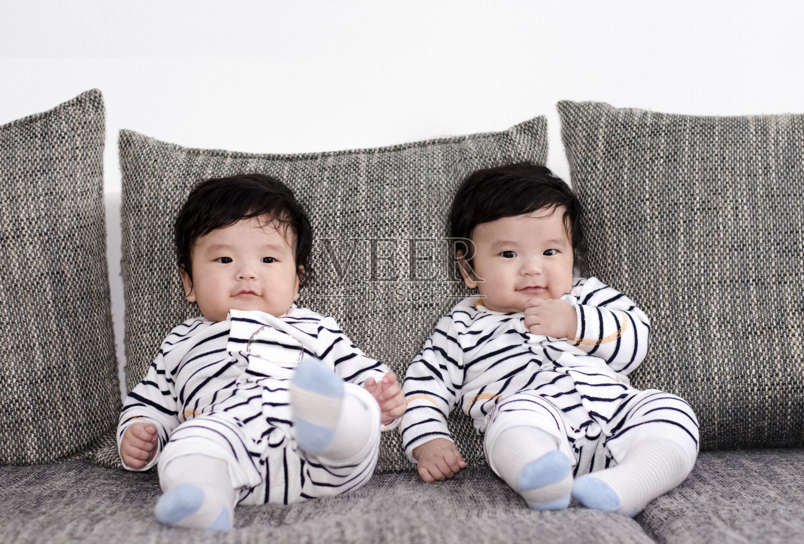 五个月大的亚洲双胞胎照片摄影图片