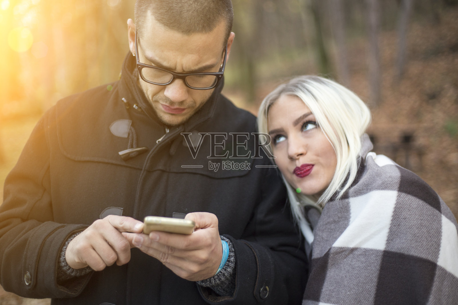 年轻情侣使用智能手机照片摄影图片
