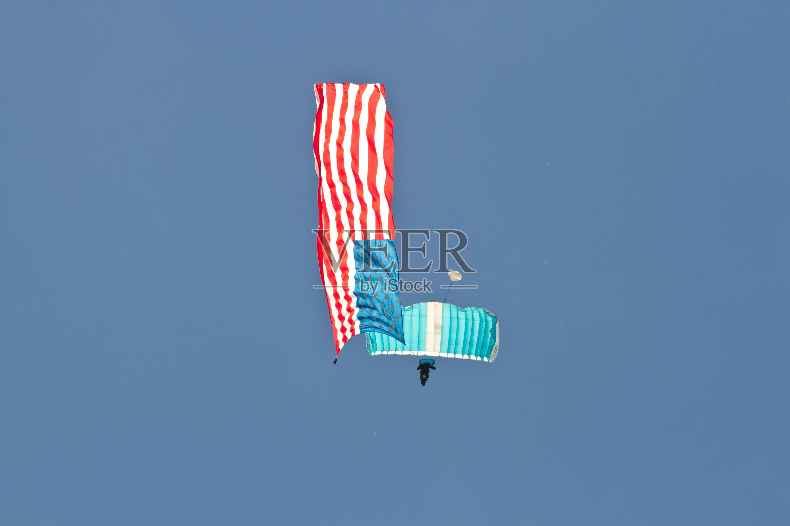 举着美国国旗跳伞的人照片摄影图片