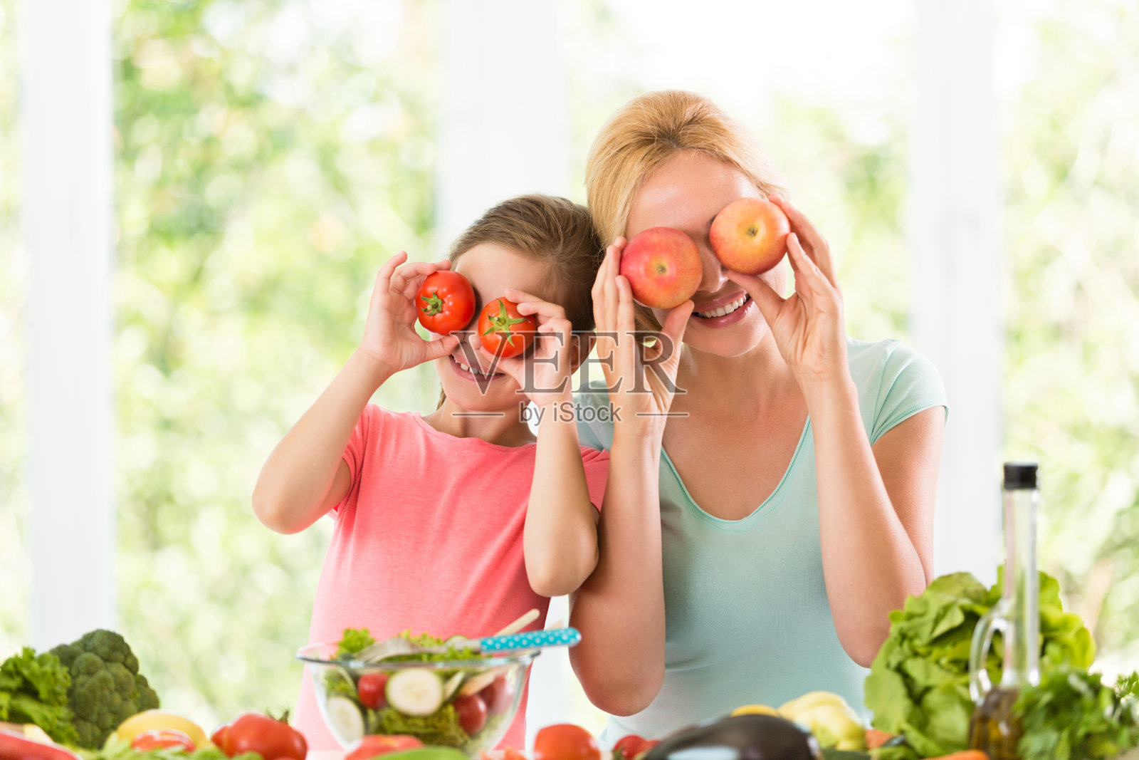 妈妈和女儿玩蔬菜照片摄影图片