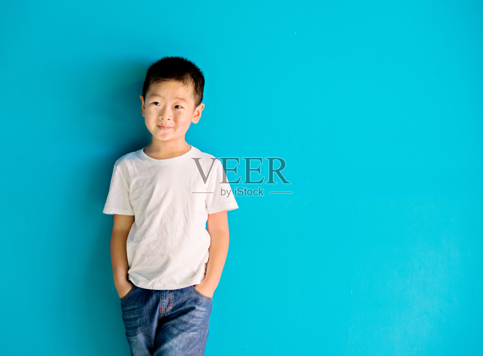 中国小男孩靠在墙上照片摄影图片