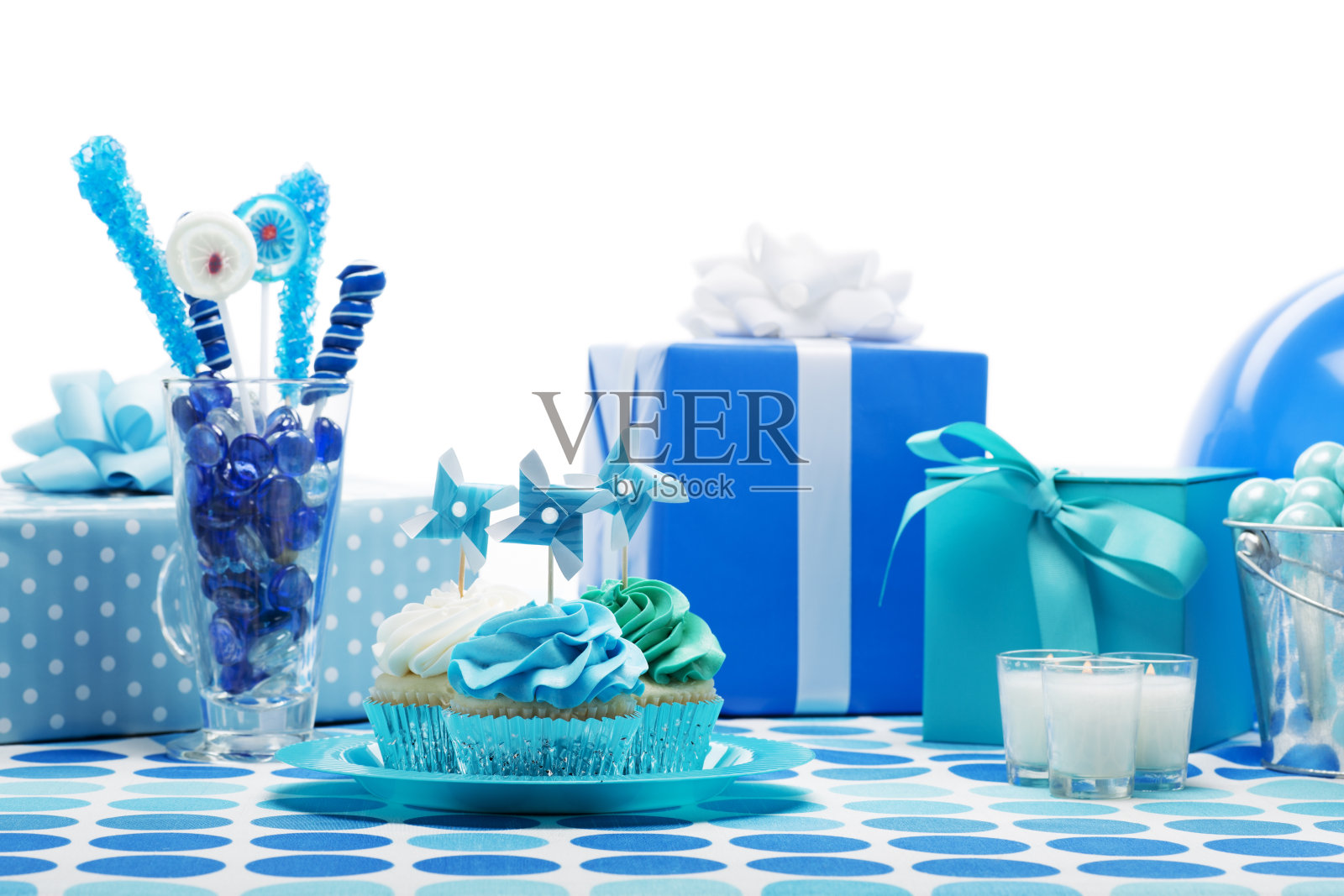 生日男孩蓝色派对，糖果和纸杯蛋糕照片摄影图片