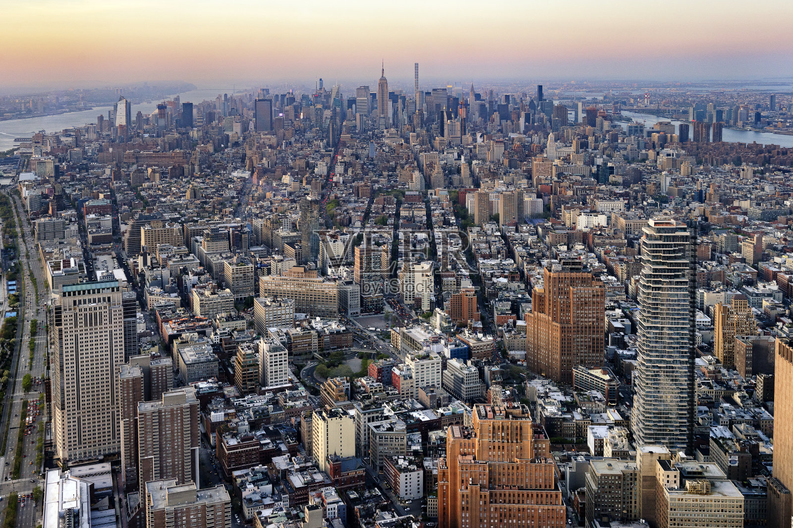 纽约天际线-日落时的帝国大厦照片摄影图片