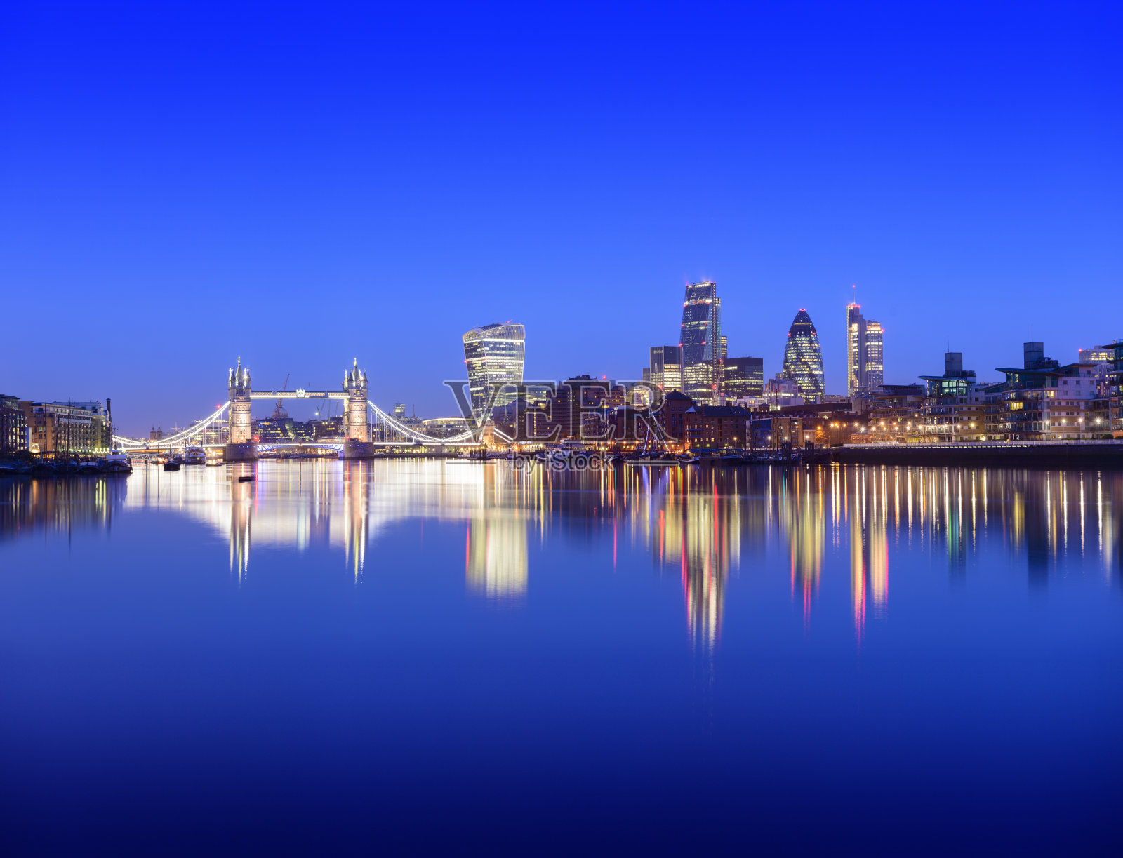 伦敦塔桥和暮色中的伦敦城市天际线照片摄影图片