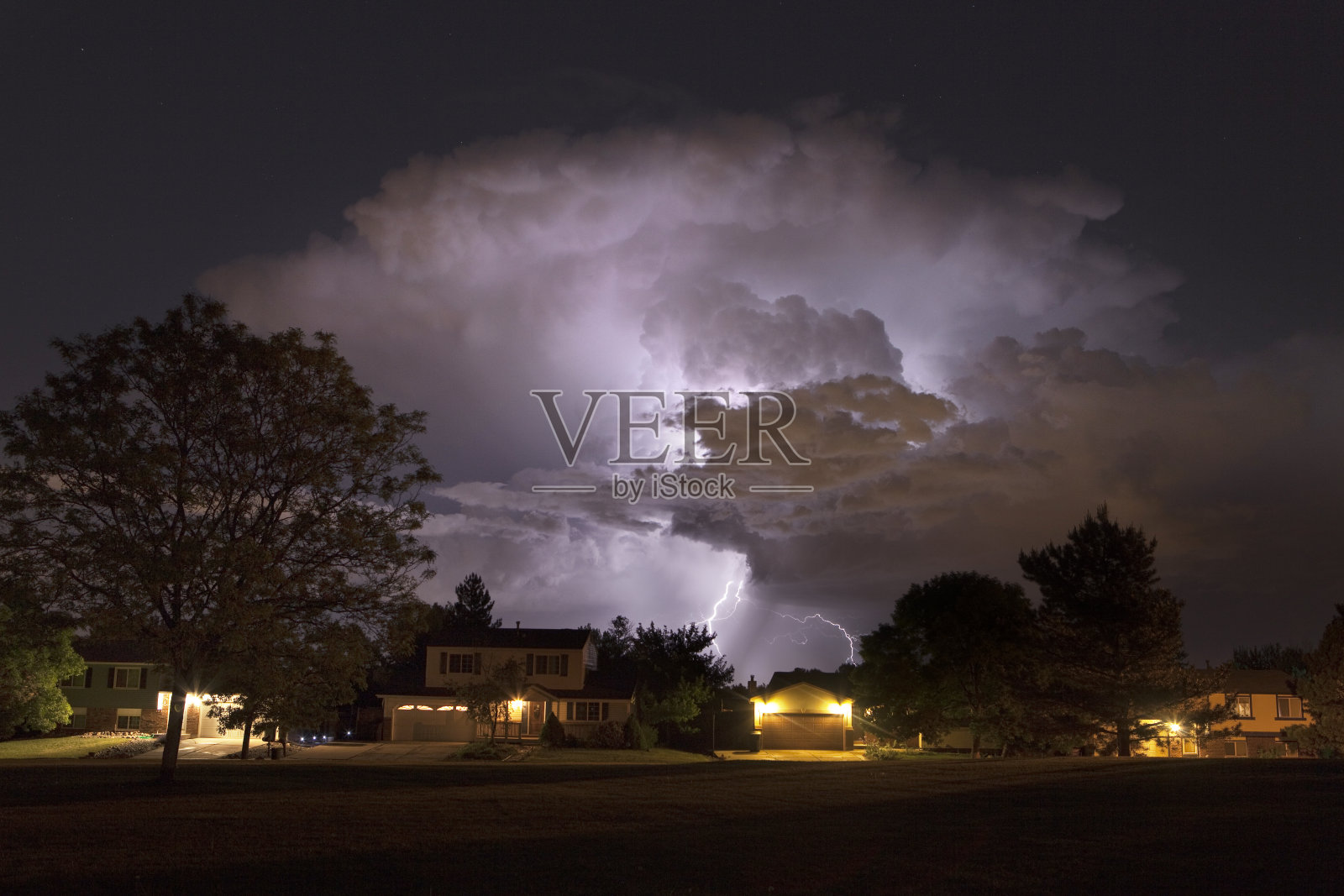 雷暴闪电袭击了科罗拉多州丹佛照片摄影图片