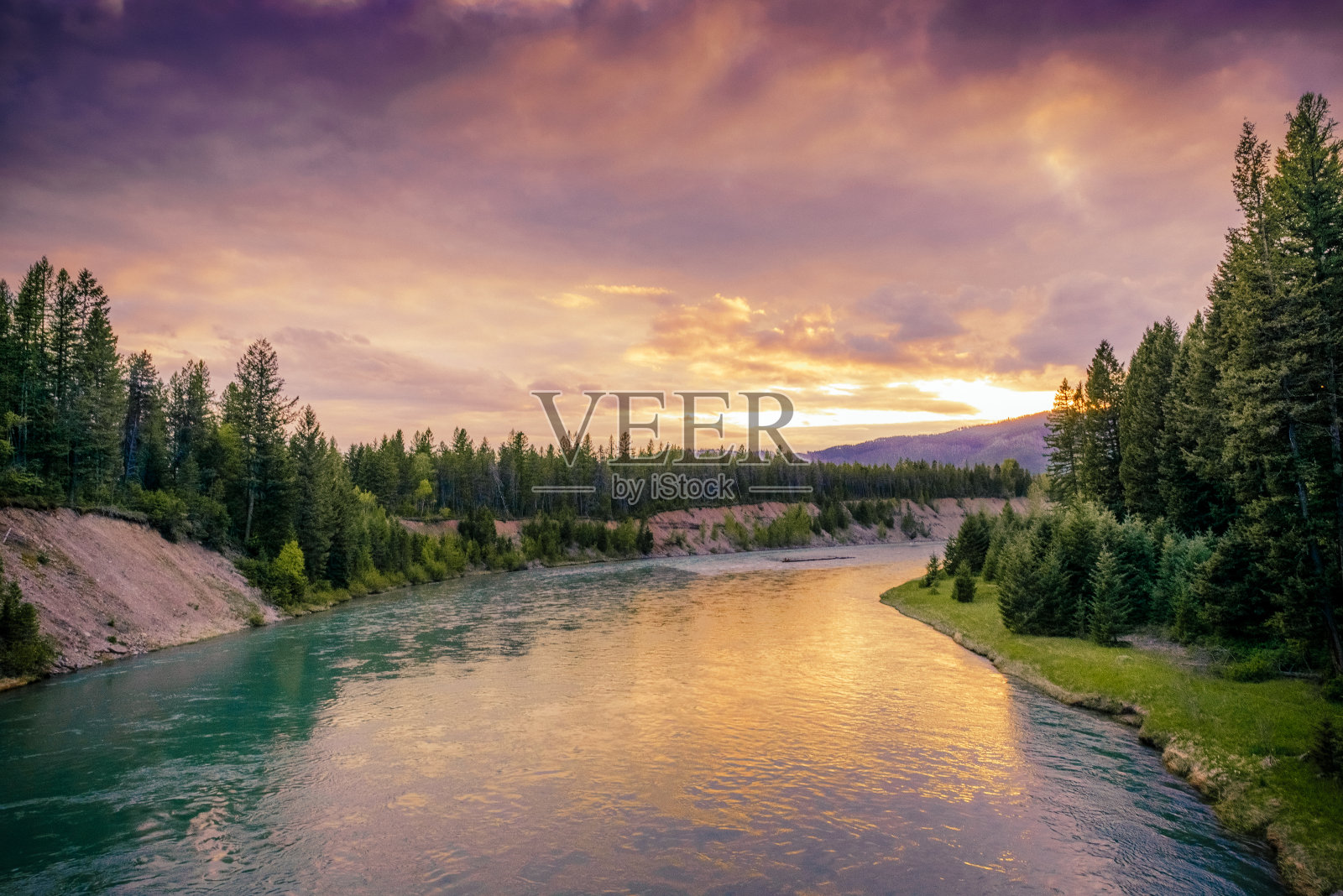 多彩的蒙大拿日落在冰川国家公园的河流景色照片摄影图片