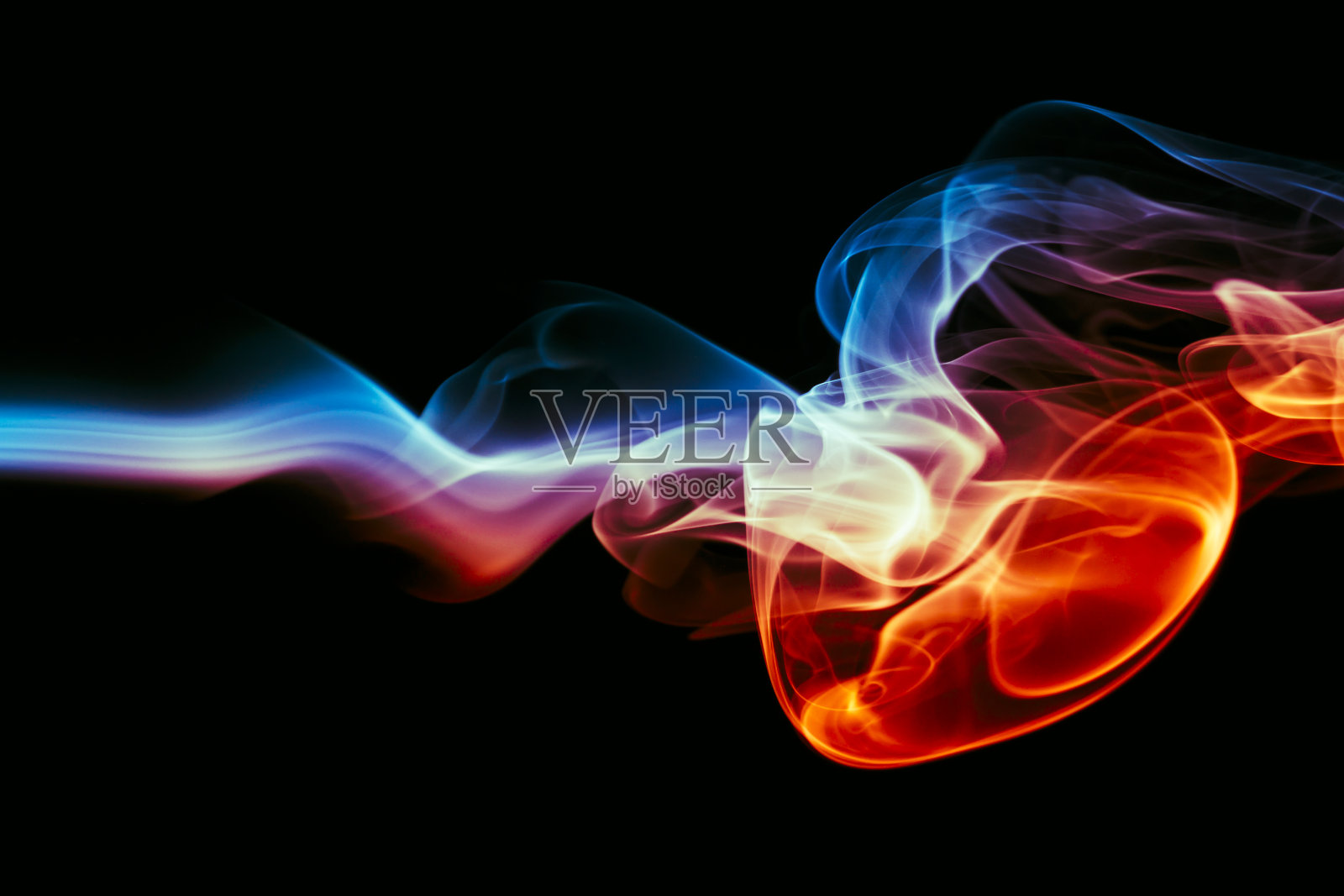 彩色抽象烟雾。心的形状照片摄影图片