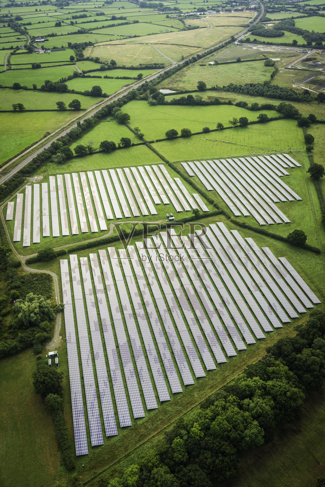 鸟瞰图太阳能农场光伏电站太阳能电池板照片摄影图片