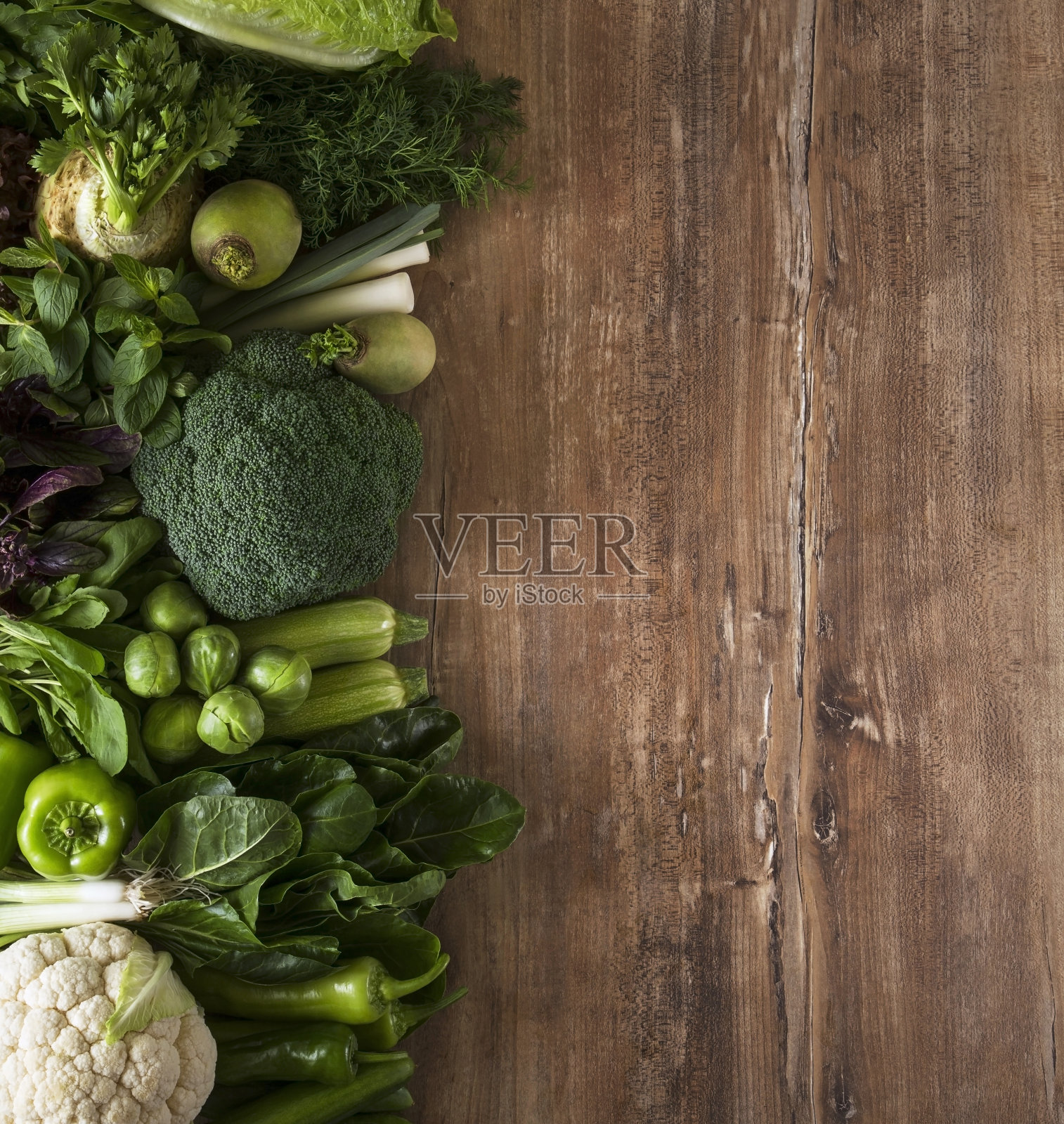 厨房桌上的绿色蔬菜照片摄影图片