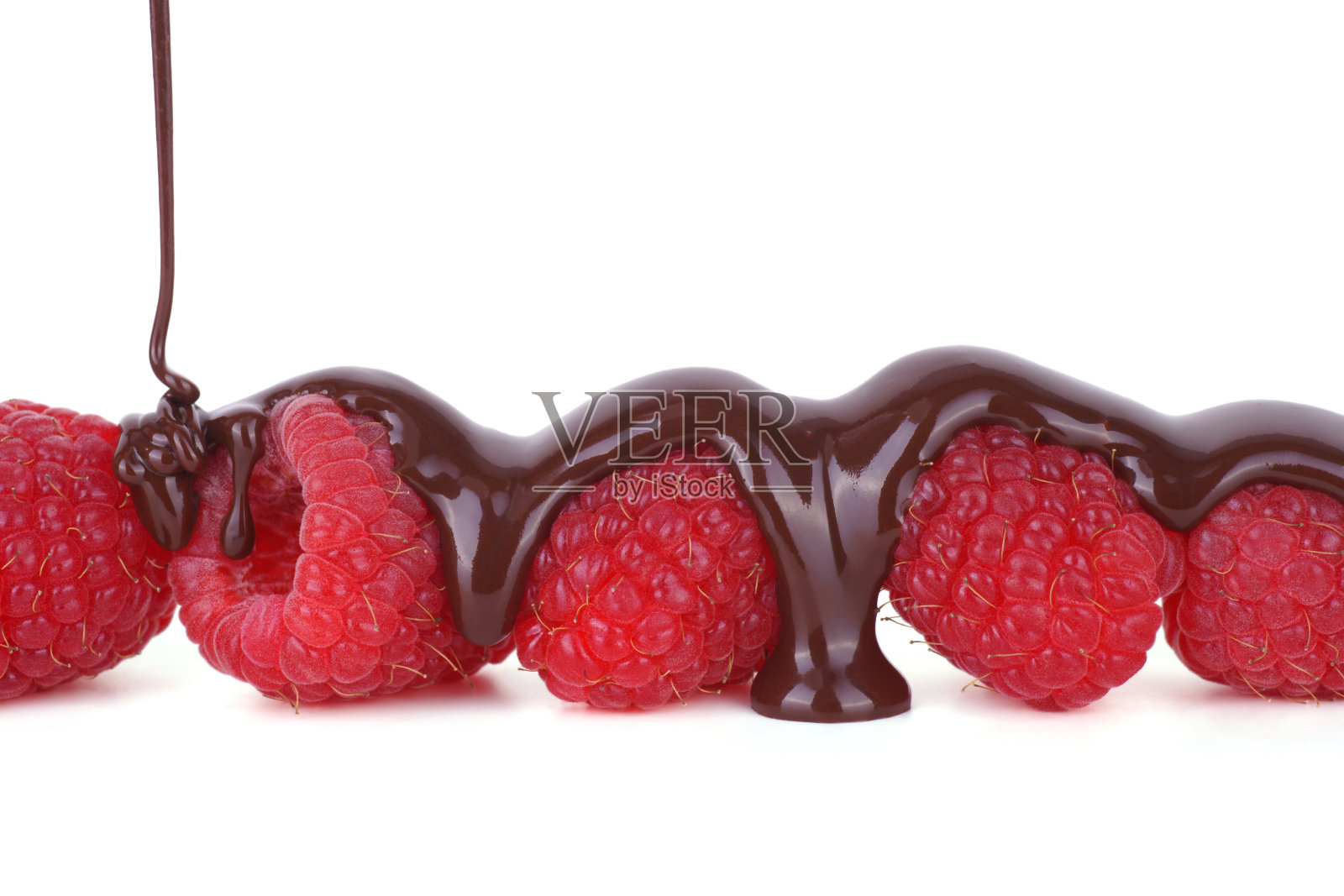 融化的巧克力浇在树莓上照片摄影图片