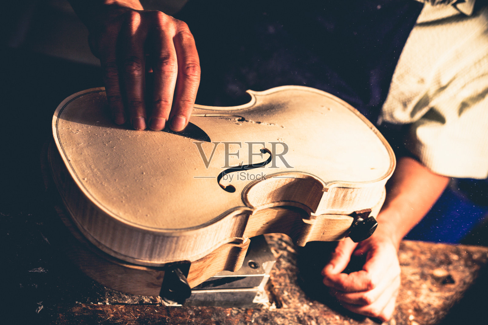 意大利克雷莫纳的小提琴制造者照片摄影图片