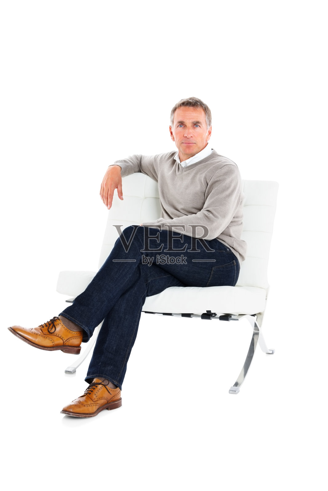 自信成熟的家伙坐在椅子上孤立的白色照片摄影图片