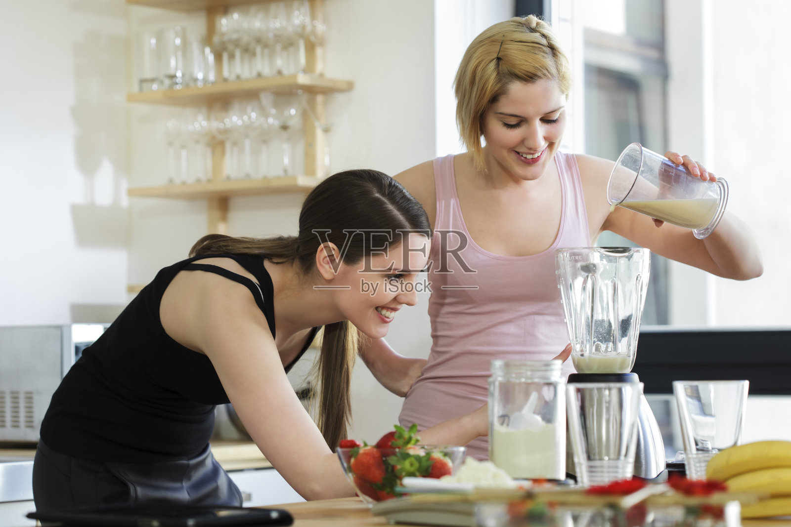 两个女人正在做代餐奶昔照片摄影图片