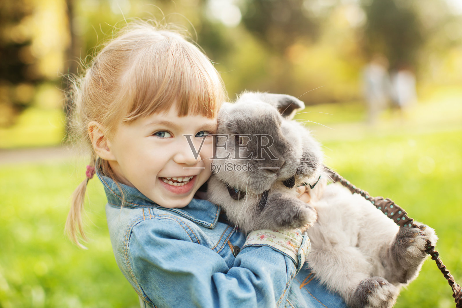 小女孩拥抱一只兔子照片摄影图片