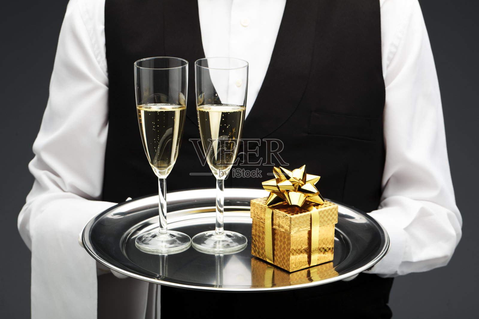 两个香槟杯和礼物照片摄影图片