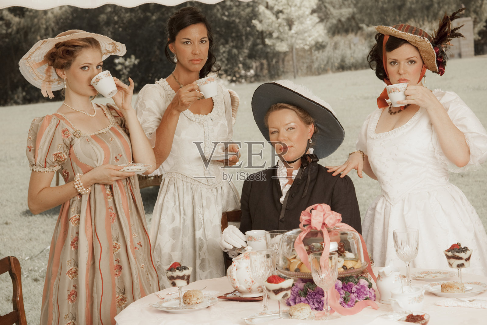 时尚:维多利亚风格的女人喝下午茶。照片摄影图片