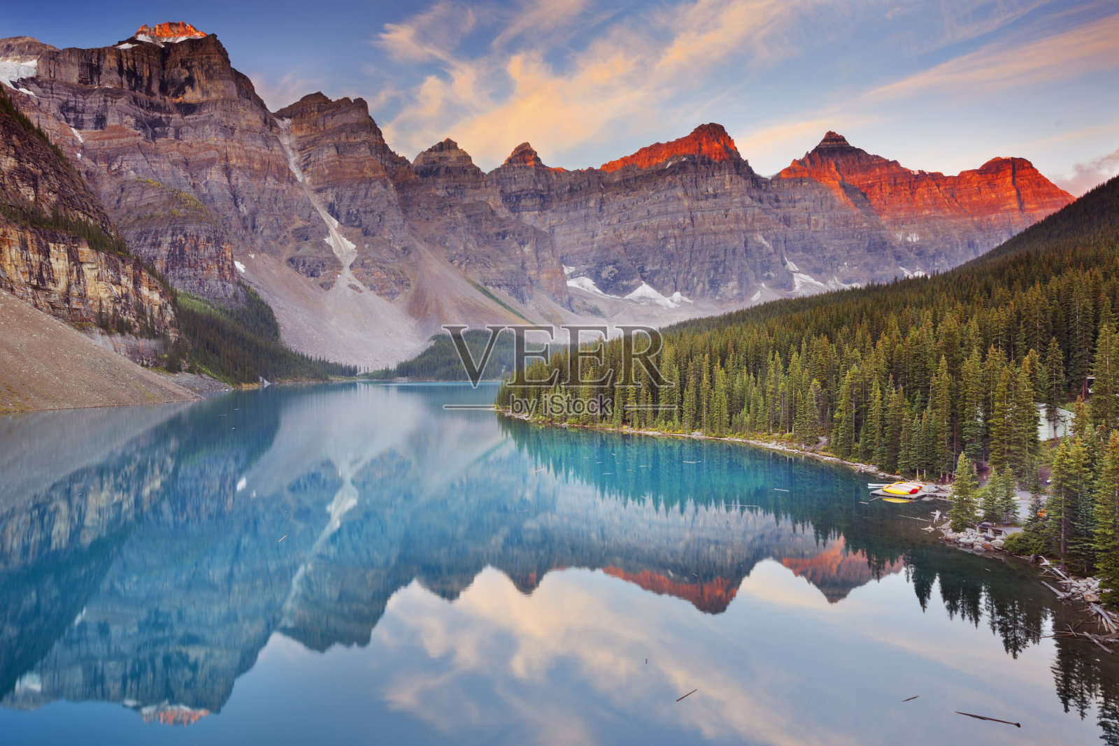 加拿大班夫国家公园日出时的冰碛湖照片摄影图片