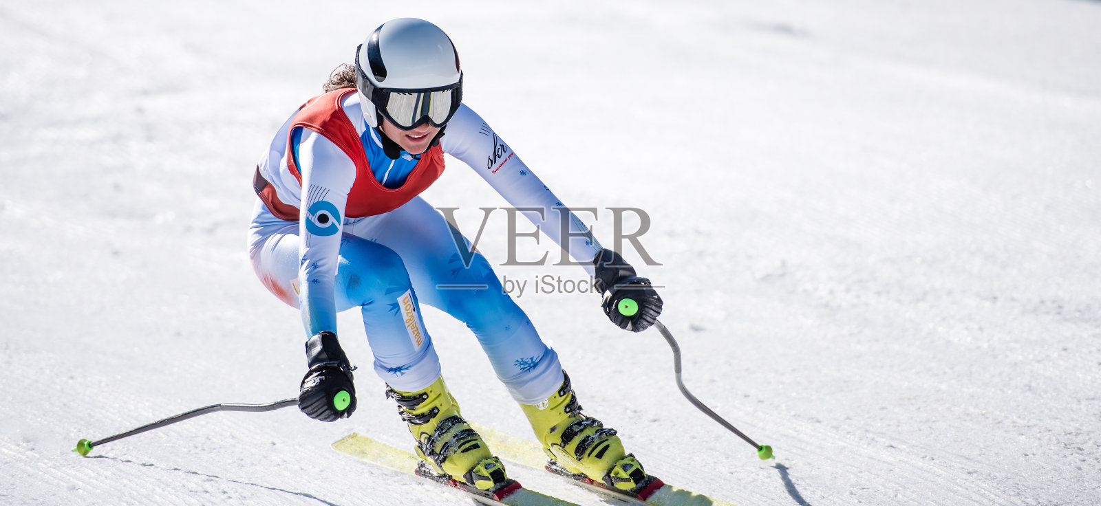 专业高山滑雪者滑雪的特写照片摄影图片