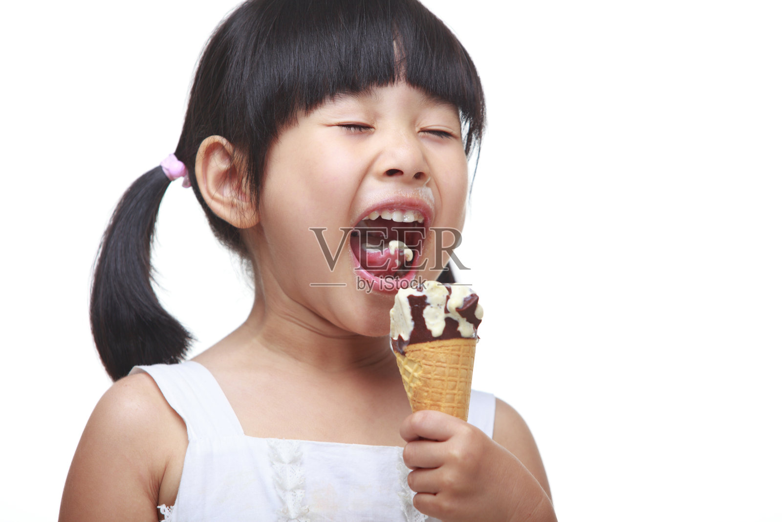 一个小女孩在吃冰淇淋照片摄影图片