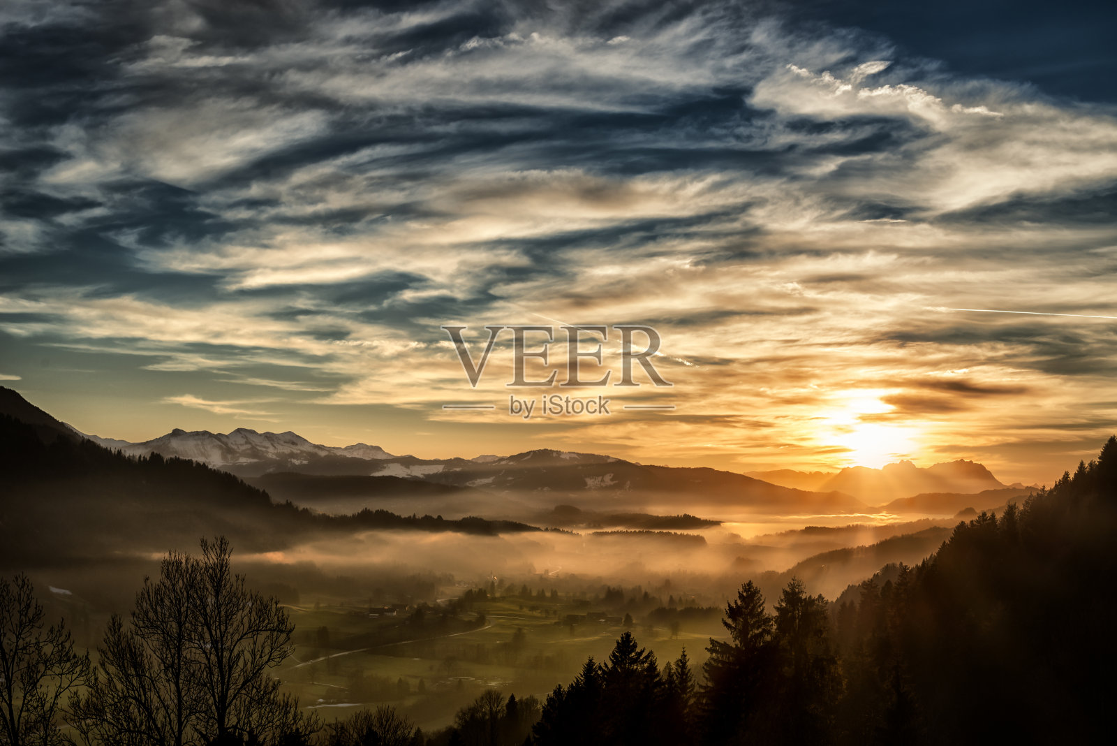 壮观的日落在欧洲阿尔卑斯山的风景在冬天照片摄影图片