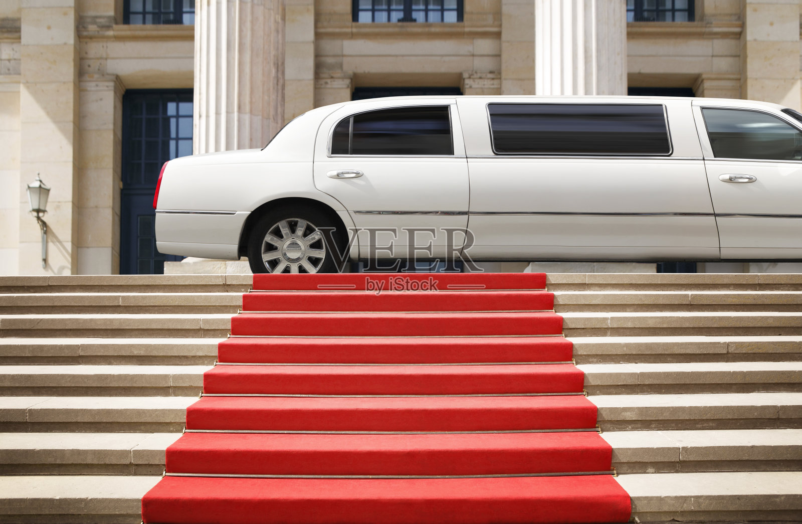 红地毯上的豪华轿车准备迎接名人照片摄影图片