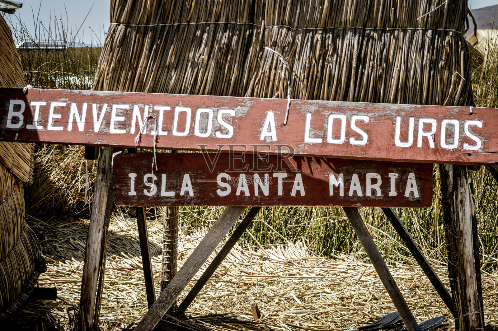 秘鲁的喀喀湖上的乌鲁斯群岛照片摄影图片