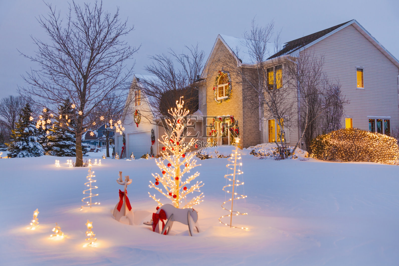 阖家欢度圣诞，节日装饰，白雪覆盖照片摄影图片