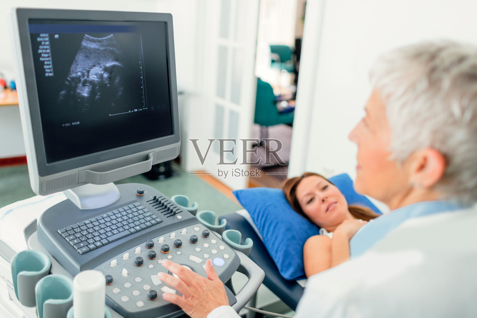 在医生办公室做超声波检查的孕妇。照片摄影图片