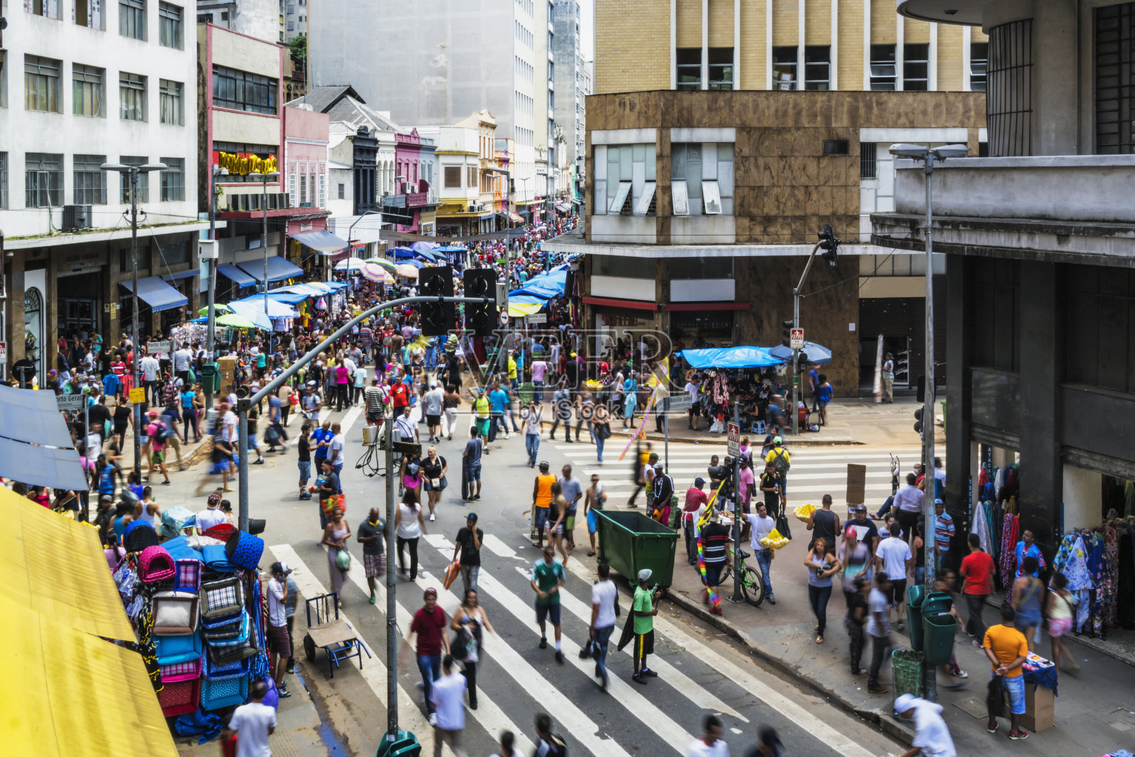 圣保罗市中心街道上的人群照片摄影图片