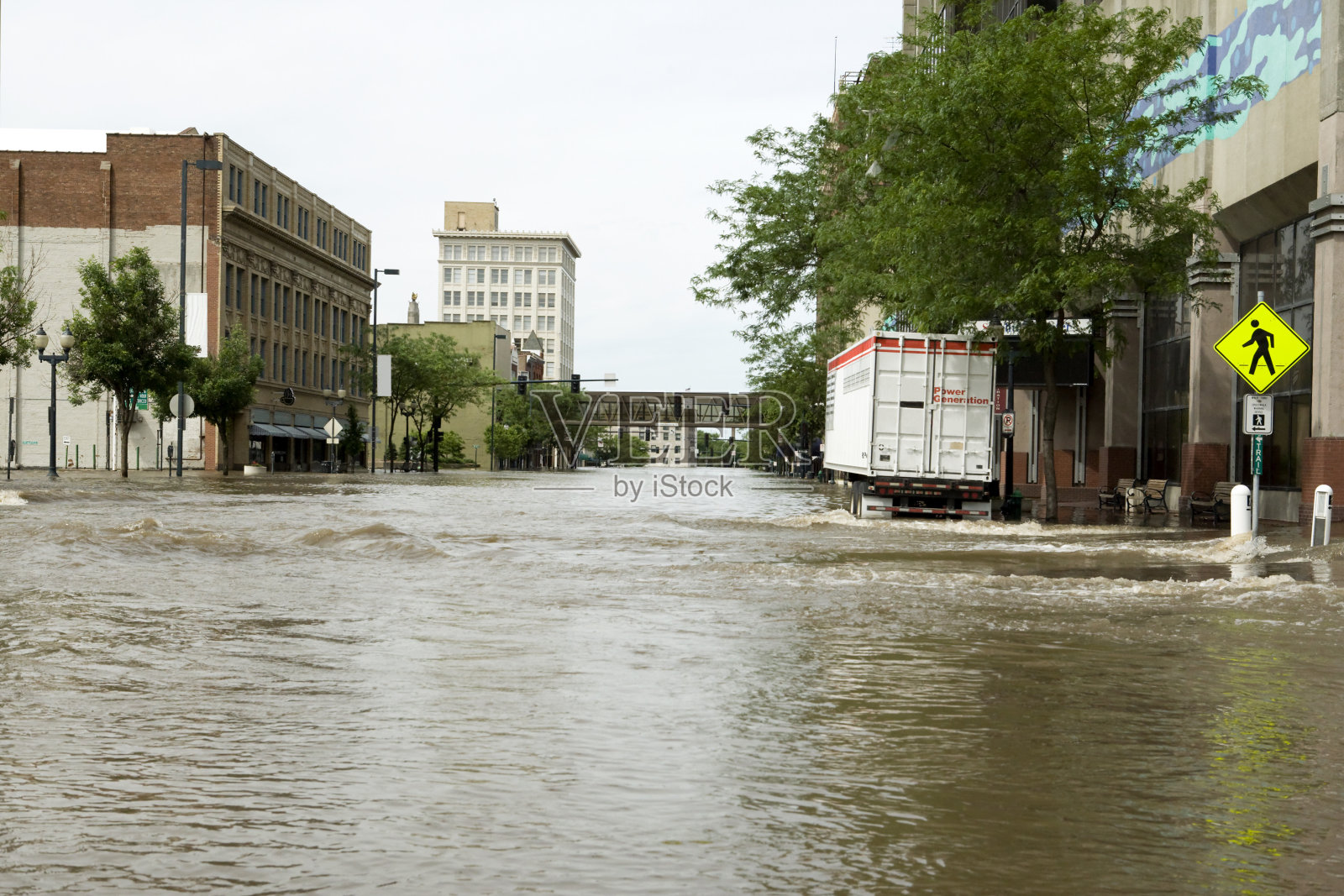市内街道被洪水淹没照片摄影图片