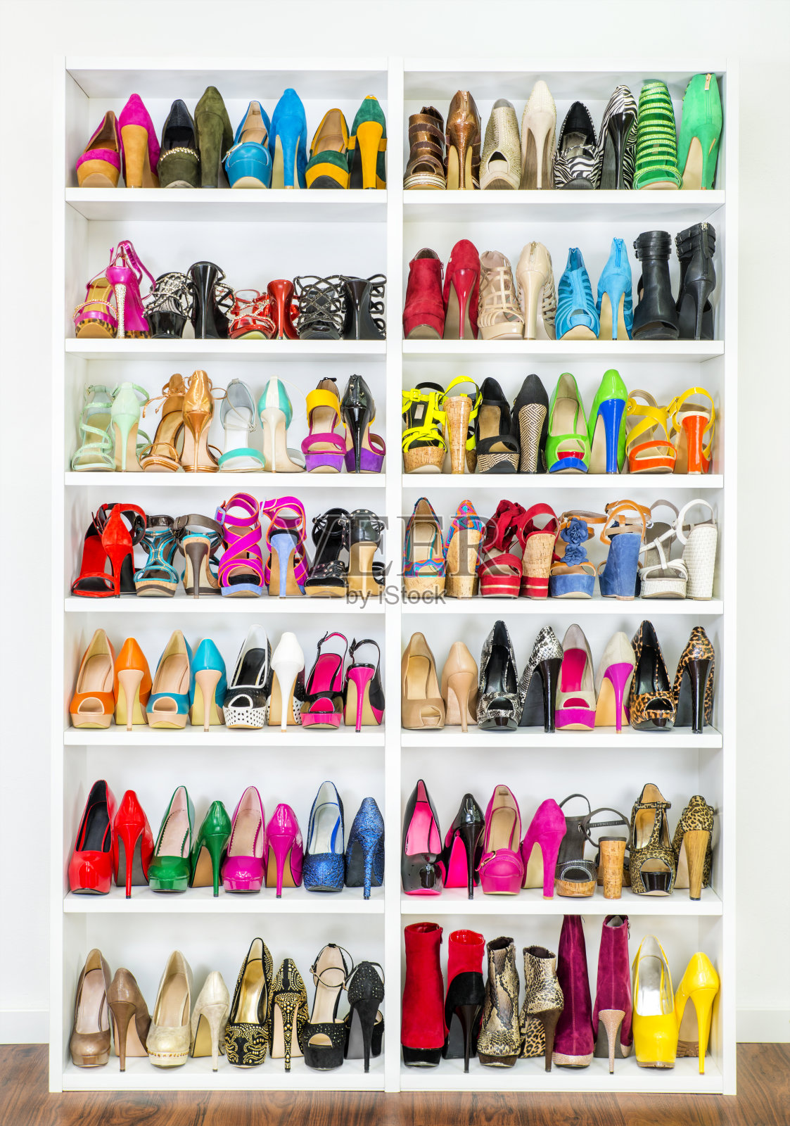 鞋柜与许多彩色高跟鞋，XXXL形象照片摄影图片