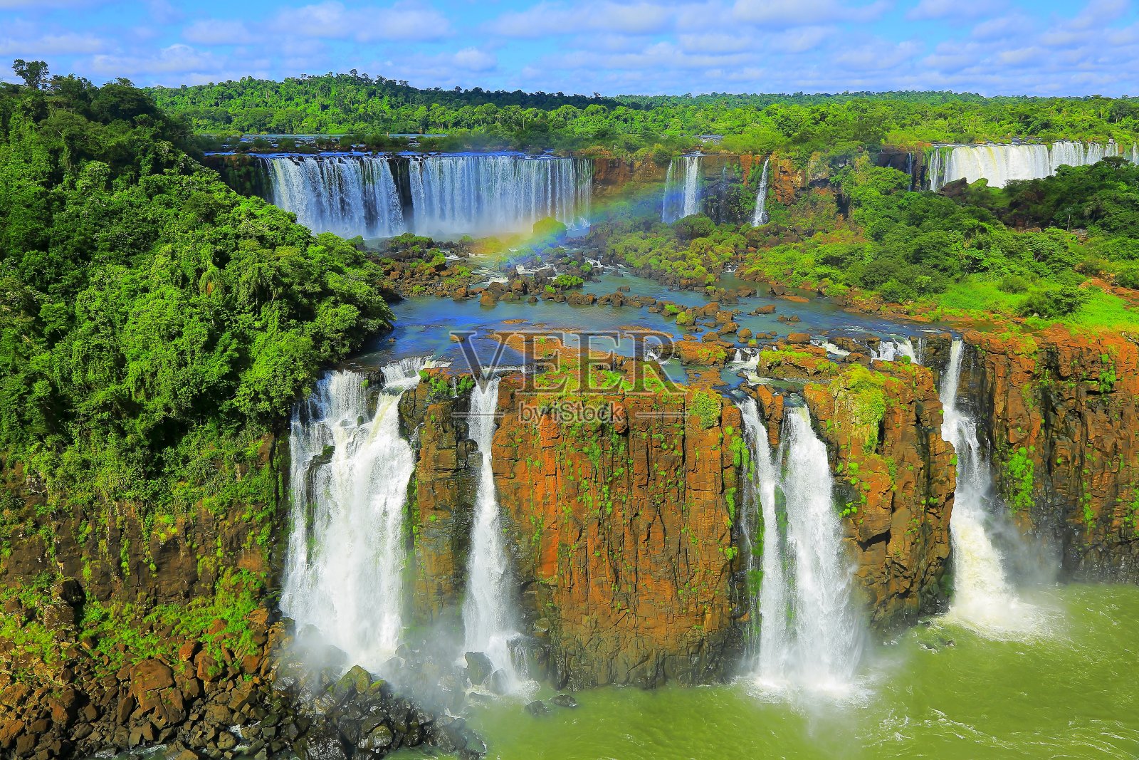 令人印象深刻的伊瓜苏瀑布和绿色雨林，巴西，南美洲照片摄影图片