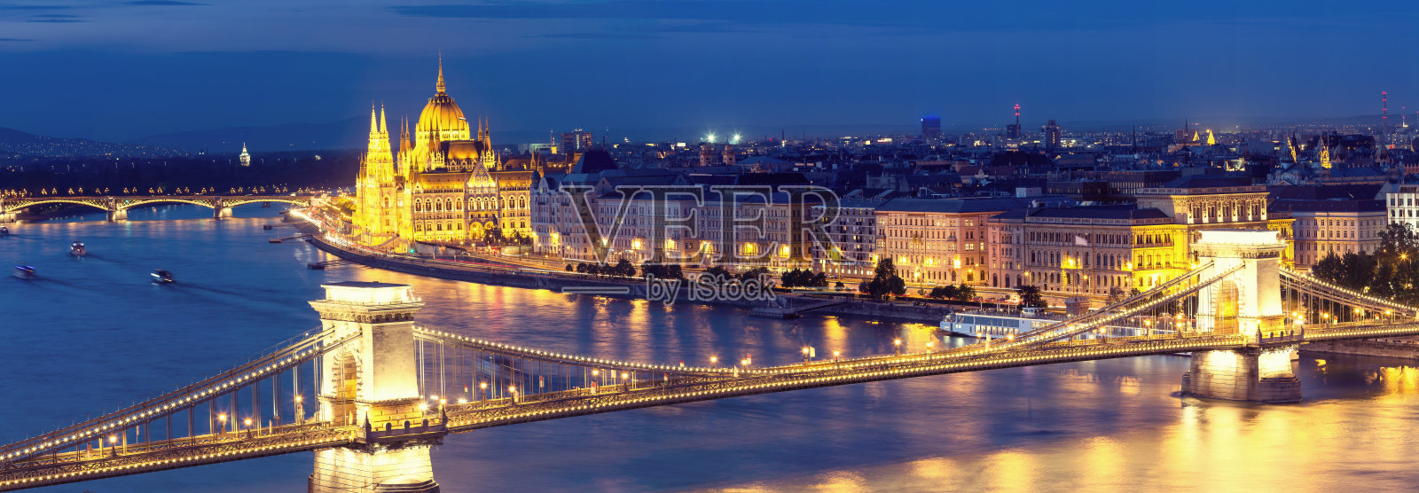 黄昏时分布达佩斯的铁链桥和议会照片摄影图片