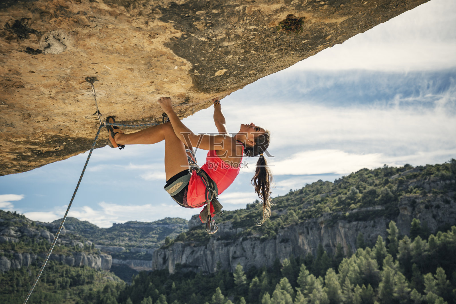 西班牙加泰罗尼亚Margalef的女攀岩者照片摄影图片
