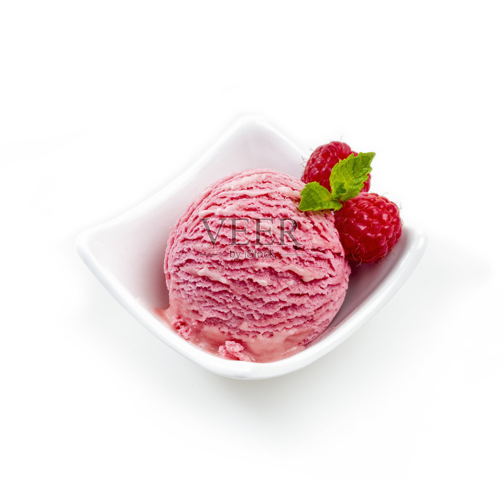 高角度的观点，近距离的草莓冰淇淋勺照片摄影图片