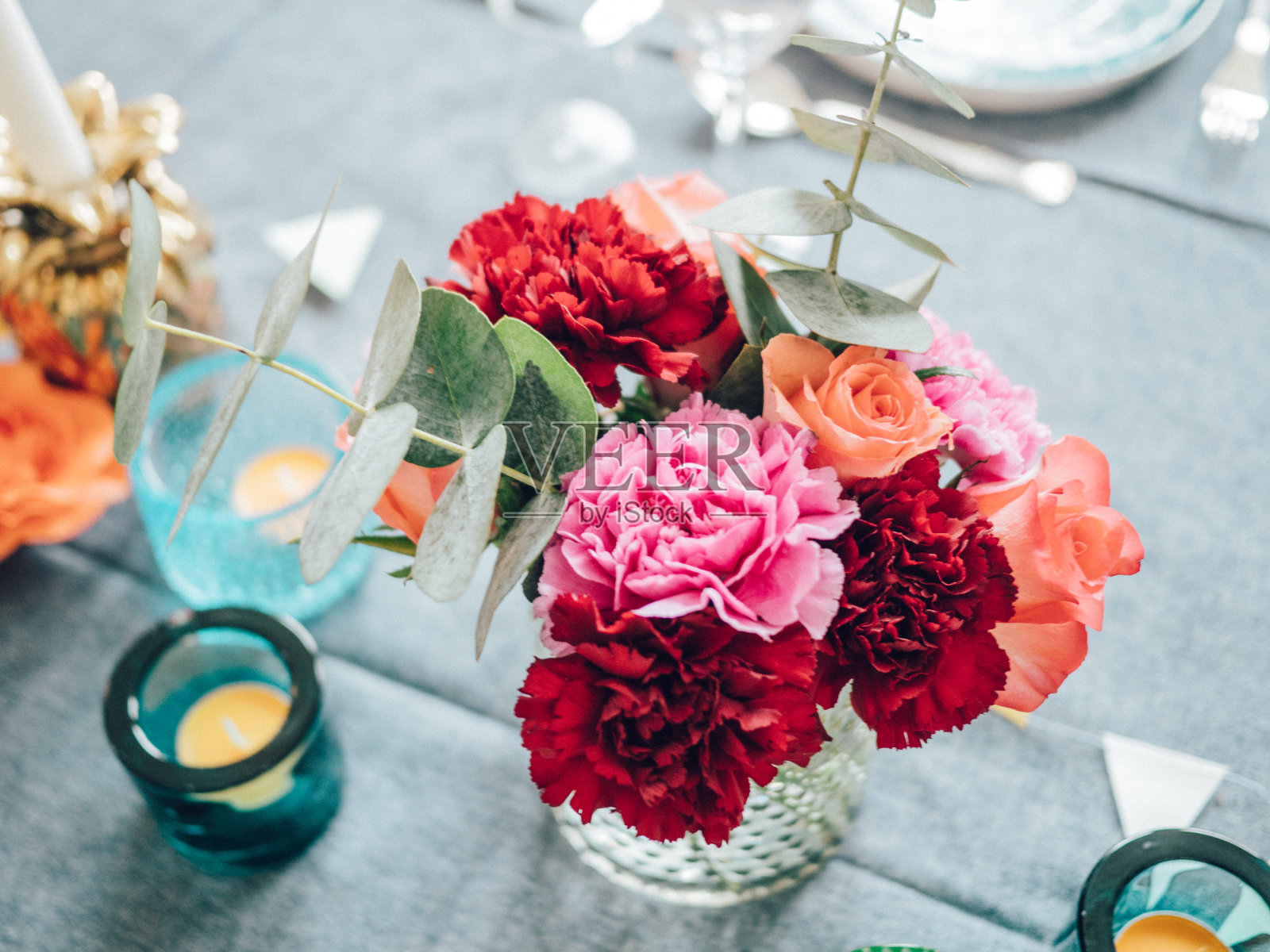 用五颜六色的花朵装饰的餐桌摆设照片摄影图片