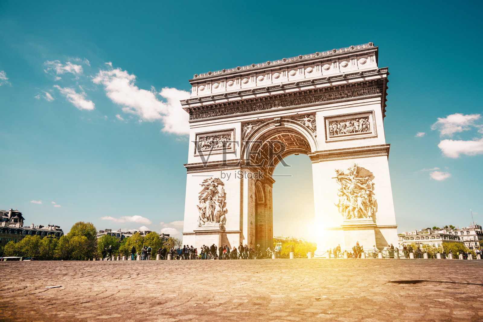 阳光明媚的早晨，巴黎的凯旋门照片摄影图片