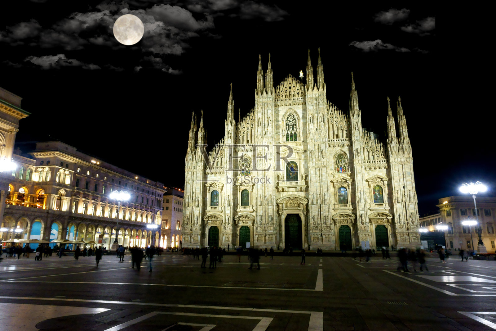 意大利米兰大教堂广场上的满月照片摄影图片