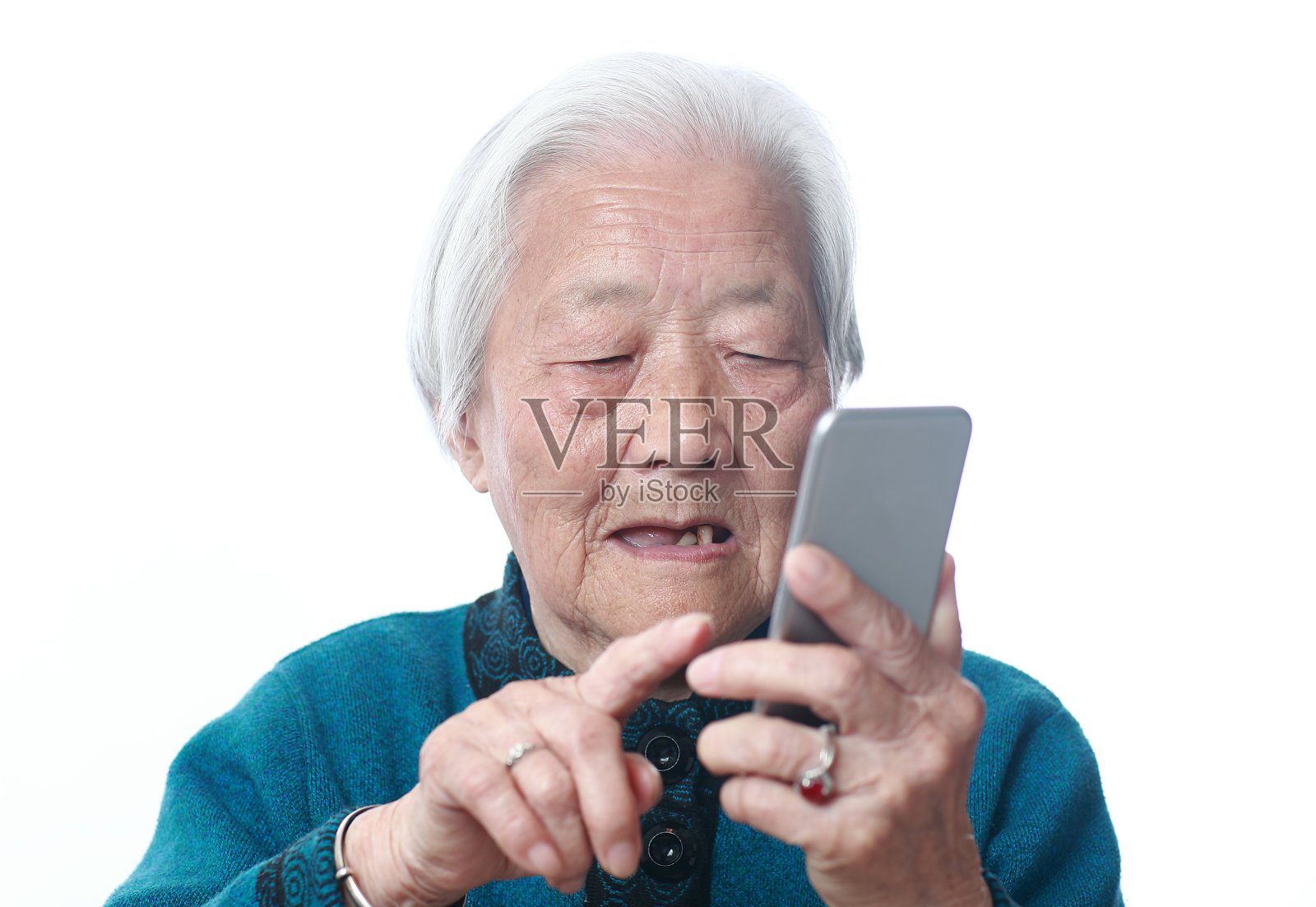 一位亚洲老太太在用手机照片摄影图片