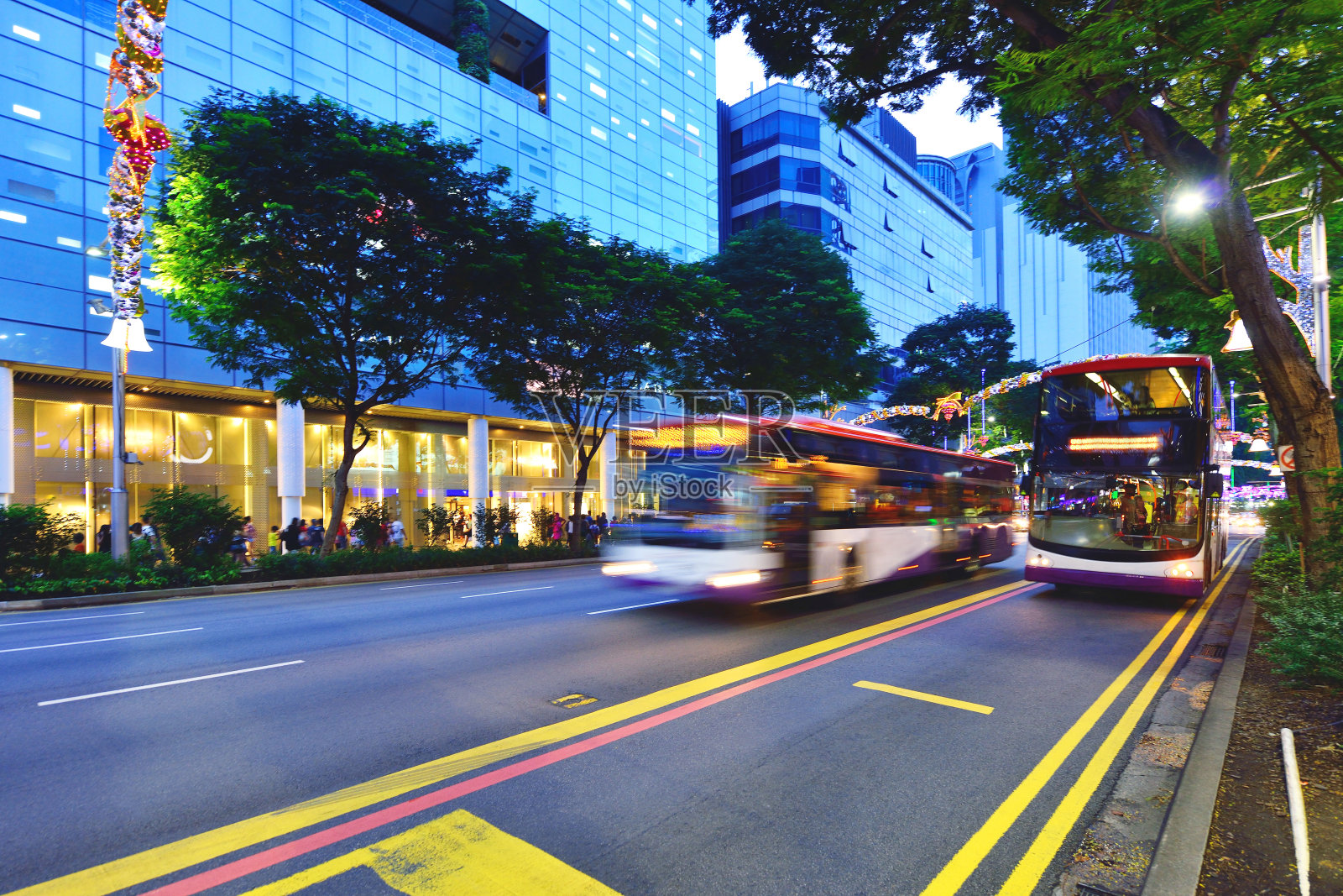 现代城市街道和城市景观在日落，新加坡照片摄影图片