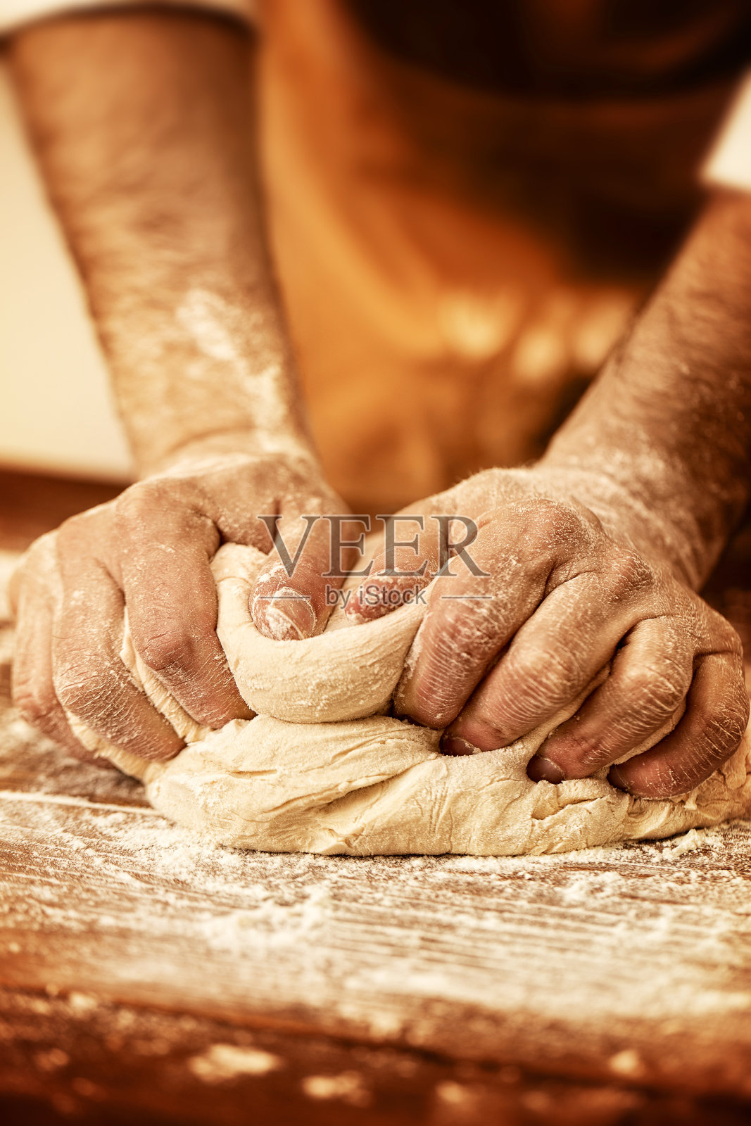 男性面包师揉面团的特写照片摄影图片