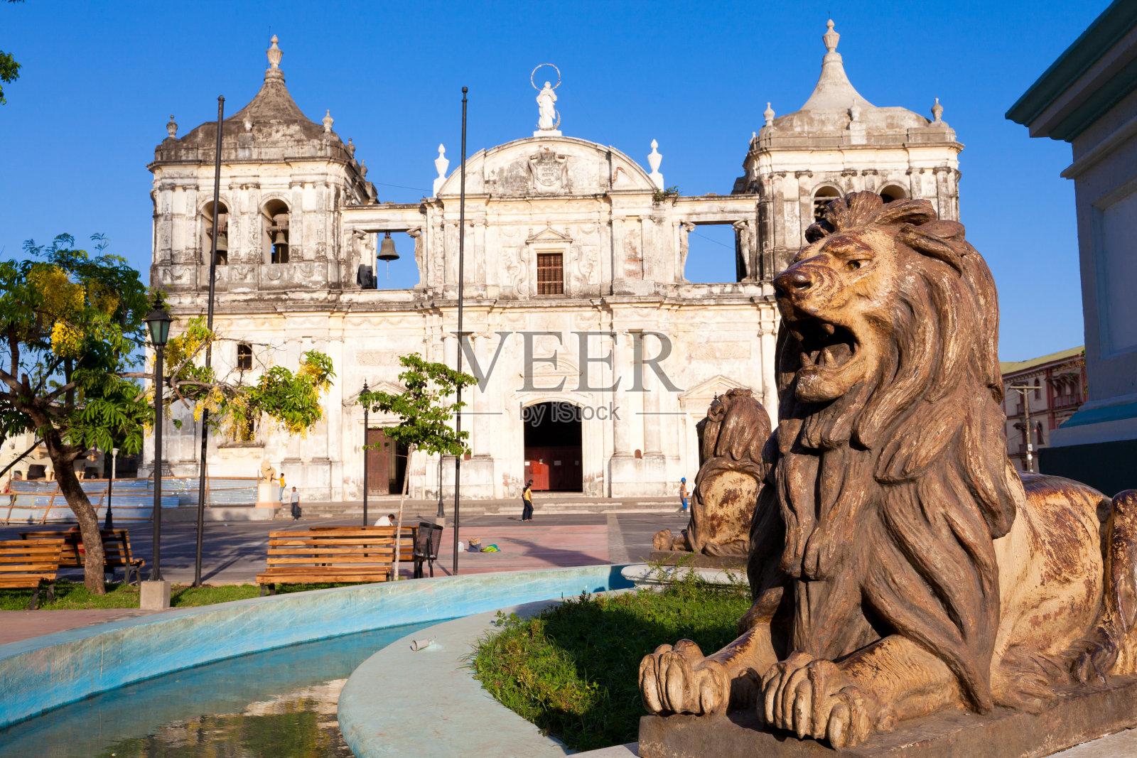 尼加拉瓜里恩大教堂前的石狮照片摄影图片