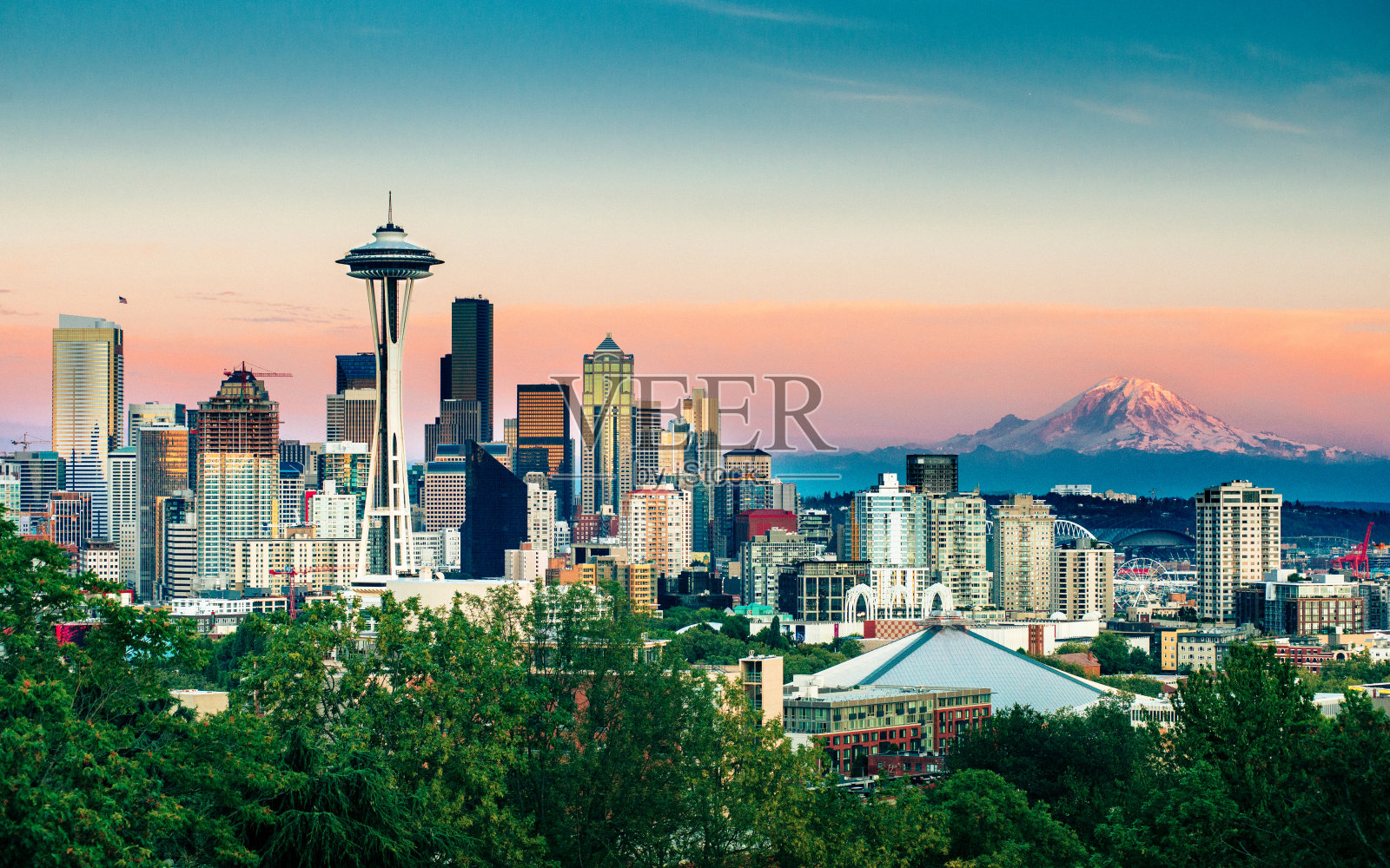 西雅图天际线和日落雷尼尔山照片摄影图片