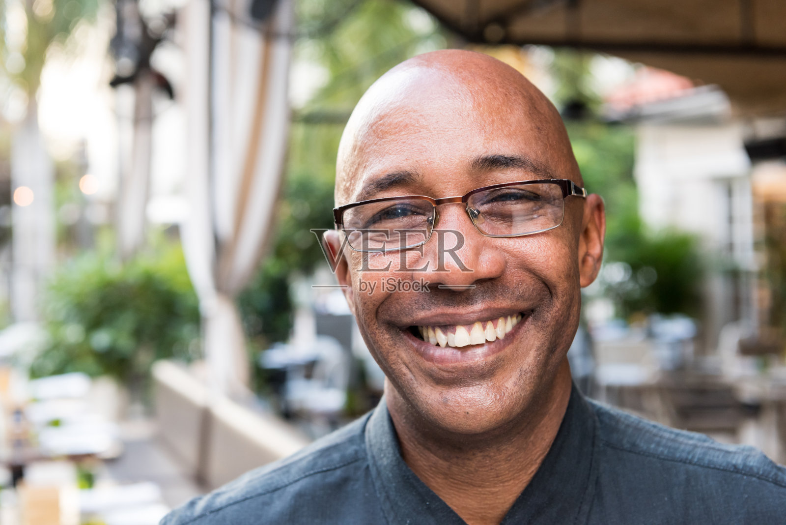微笑成熟的加勒比黑人男子照片摄影图片